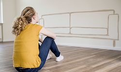 ILLUSTRATION - Zum Themendienst-Bericht von Andrea Abrell vom 27. April 2020: Na, wie sieht das ausgewählte Sofa wohl im Wohnzimmer aus? Das Onlineshopping von Möbeln braucht viel Kreativität. Foto: Uwe Umstätter/Westend61/dpa-tmn - ACHTUNG: Nur zur redaktionellen Verwendung im Zusammenhang mit dem genannten Text und nur bei vollständiger Nennung des vorstehenden Credits - Honorarfrei nur für Bezieher des dpa-Themendienstes +++ dpa-Themendienst +++