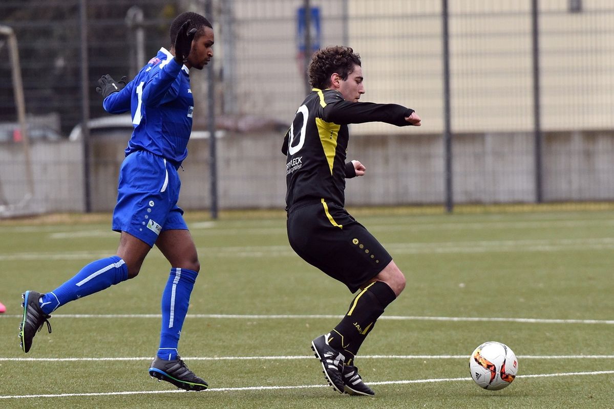 Ricardo Santos (CS Sanem) lancé à la poursuite de Jose Jimenez (Red-Black Egalité) 
