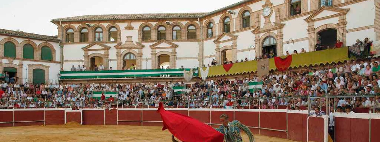 Die spanische Matadorin Mari Paz Vega bei einem Stierkampf bei Malaga im Jahr 2010.