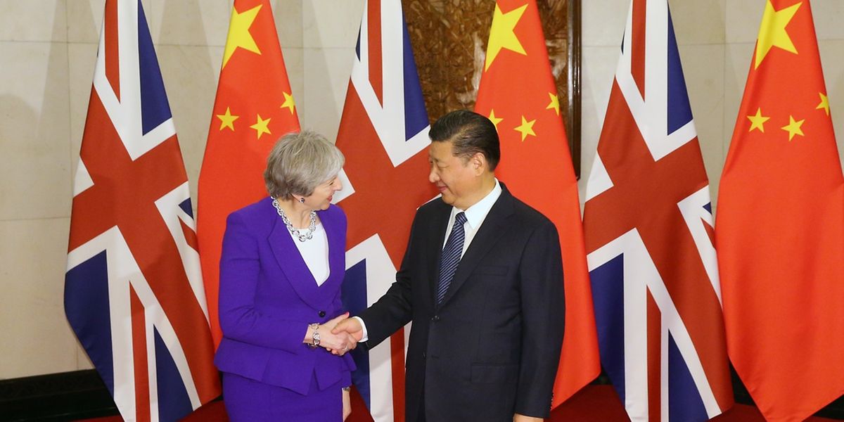 Vor dem Hintergrund des anstehenden Brexit will sich die britische Premierministerin May nun in China anbiedern. Ihr Vorgänger machte sich damit zum Affen.