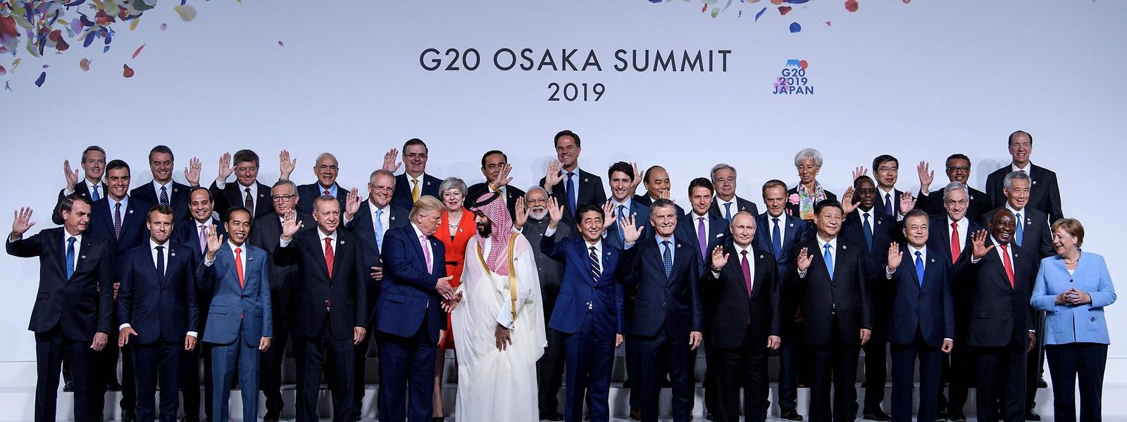 US-Präsident Donald Trump und Saudi Arabiens Kronprinz Mohammed bin Salman geben sich die Hand während der Aufnahme eines Gruppenfotos vom G20 Gipfel in Osaka.