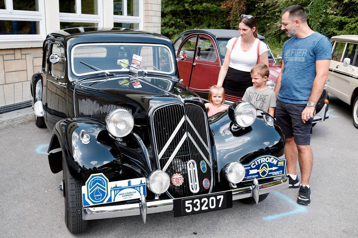 Ganz schön viele Aufkleber verzieren diesen Citroën 11 B normal Baujahr 1954.