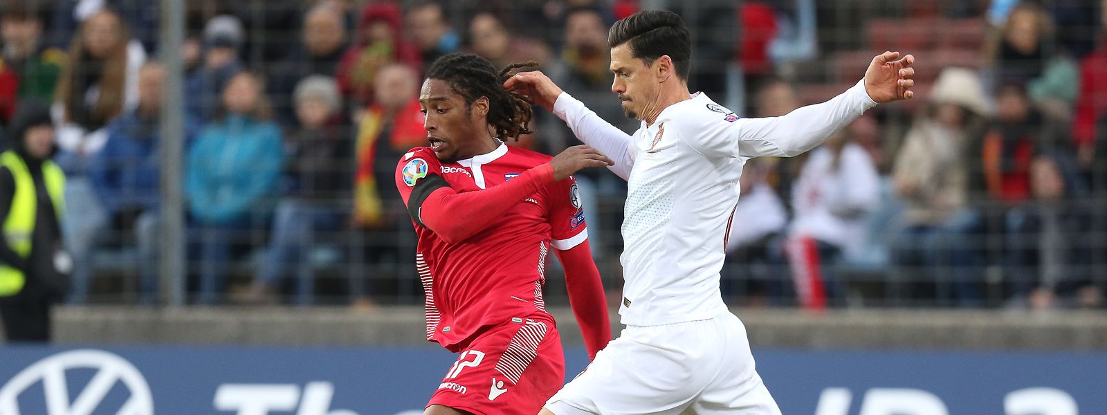 Gerson Rodrigues und die Luxemburger gehen nach dem Sieg gegen Irland selbstbewusst ins Duell mit den Portugiesen um José Fonte (r.).