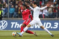 After the win against Ireland, Gerson Rodrigues and the Luxembourgers confidently go into a duel with the Portuguese for José Fonte (r.).