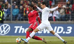 Gerson Rodrigues und die Luxemburger gehen nach dem Sieg gegen Irland selbstbewusst ins Duell mit den Portugiesen um José Fonte (r.).