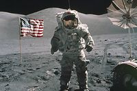 HANDOUT - 11.12.1972, ---, Mond: US-Astronaut Eugene Cernan steht auf dem Mond. Im Hintergrund die US-Fahne. Zwölf Menschen haben bislang den Mond betreten, der letzte vor einem halben Jahrhundert mit der «Apollo 17»-Mission. 50 Jahre später werden die Pläne zur Rückkehr nun immer konkreter. (zu dpa «Vor 50 Jahren stand der letzte Mann auf dem Mond - bald eine Frau?») Foto: Ron Evans/NASA/dpa - ACHTUNG: Nur zur redaktionellen Verwendung und nur mit vollständiger Nennung des vorstehenden Credits +++ dpa-Bildfunk +++