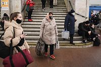 Pessoas com sacos e malas numa estação de metro na capital ucraniana esta quinta-feira de manhã.