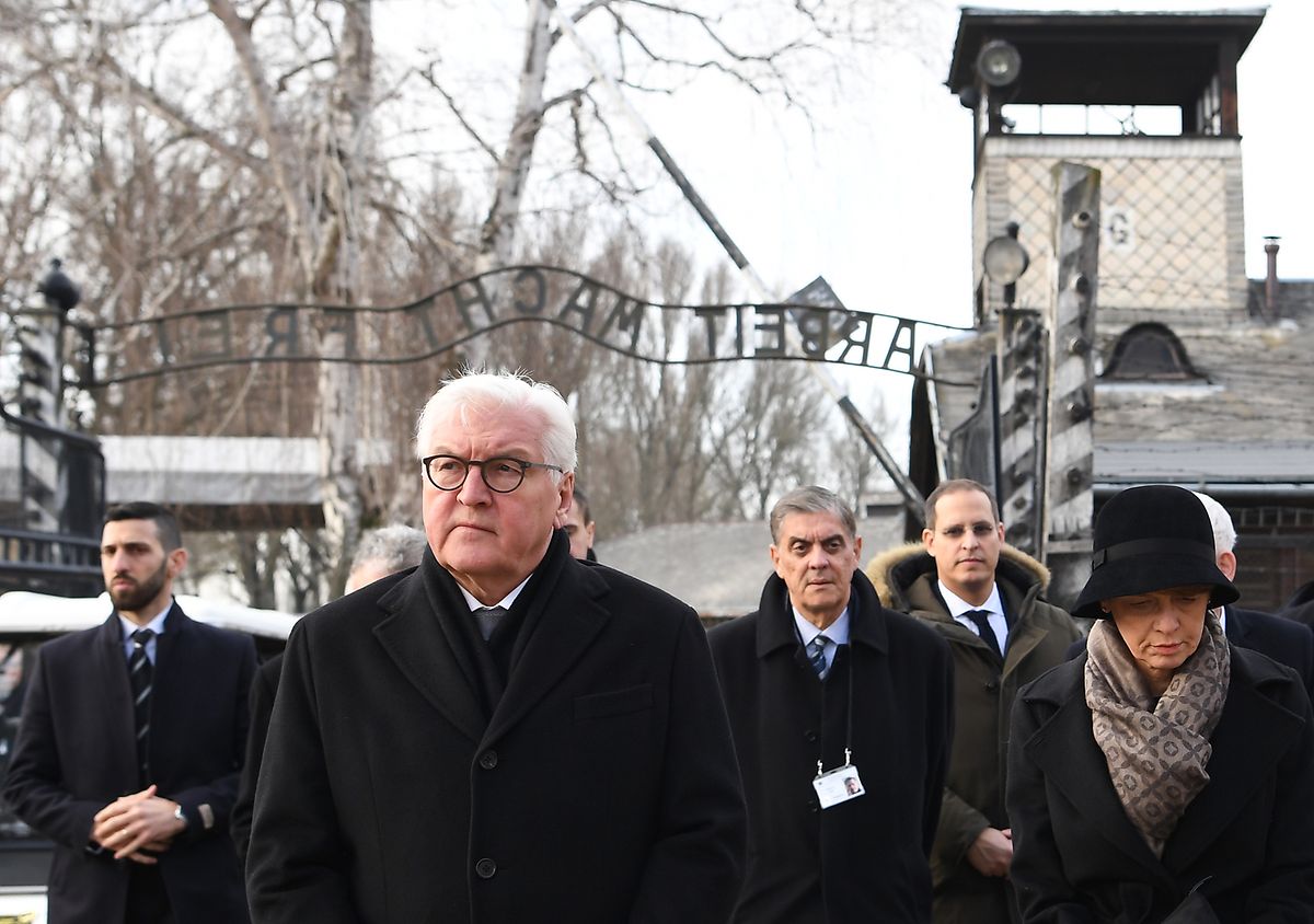 Bundespräsident Frank-Walter Steinmeier und seine Frau Elke Büdenbender besuchen das Tor mit dem Schriftzug "Arbeit macht frei" während der Gedenkfeier zum 75. Jahrestag der Befreiung des ehemaligen deutschen Konzentrationslagers Auschwitz.