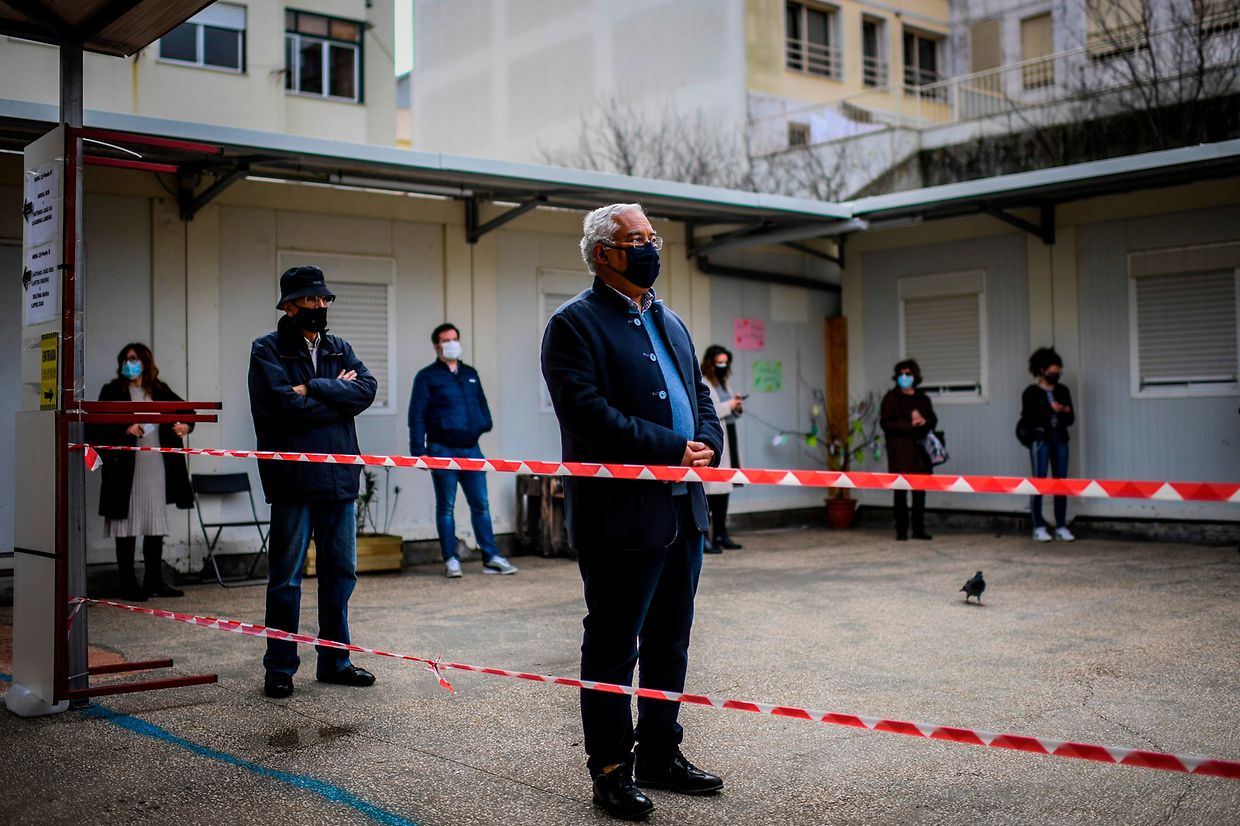 O primeiro-ministro português, António Costa, na fila para votar, com respeito pelo distanciamento físico. 