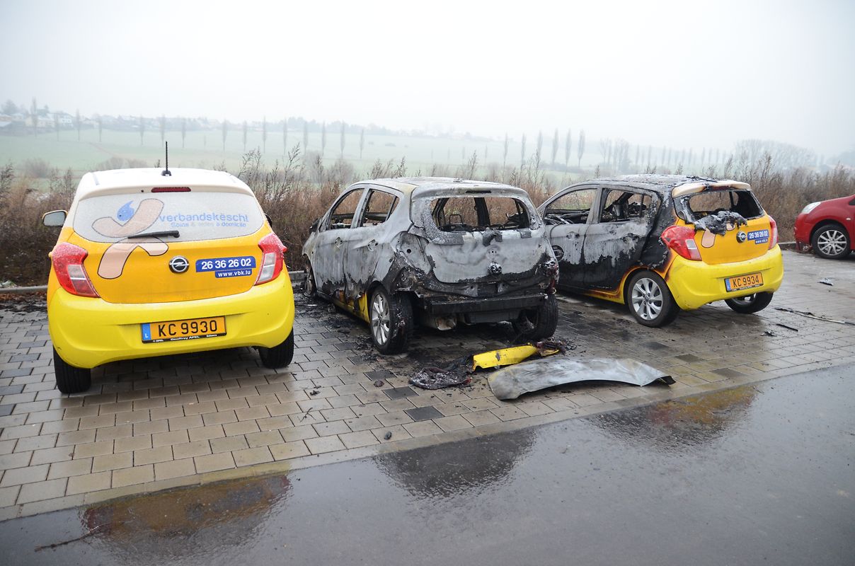 Zwei Autos brannten vollständig aus, zwei weitere wurden schwer beschädigt und sind als Totalschaden anzusehen.