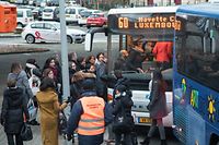 12.2.WO fr / Pas de Train entre Bettemburg et Luxembourg / Bus de Substitution a la Gare de Bettembourg / Bus / Grenzgänger / Pendler / CFL Foto:Guy Jallay