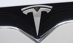 (FILES) In this file photo taken on December 20, 2016 the Tesla logo is seen in Washington, DC. - Tesla's market value hit $100 billion for the first time on January 22, 2020, triggering a payout plan that could be worth billions for Elon Musk, founder and chief of the electric carmaker. Shares in Tesla rose some 4.8 percent in opening trade to extend the gains in the value of the fast-growing maker of electric vehicles. (Photo by SAUL LOEB / AFP)