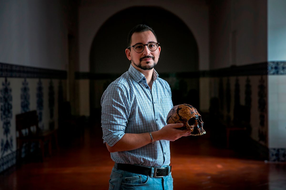 Francês, filho de pais portugueses, Dany Coutinho Nogueira cresceu na zona de Bordéus. O projeto sobre os fósseis de Muge levou-o a fazer a sua carreira de investigador em Portugal. 