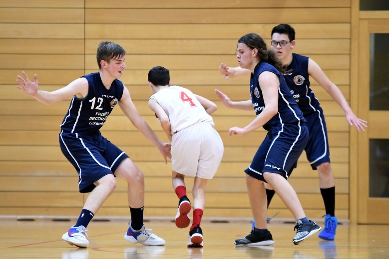 Scolaires: Musel Pikes - Contern 62-70 - Alexander Degen (en blanc, Musel Pikes) passe entre Tim Frantzen et Christophe Reiland.