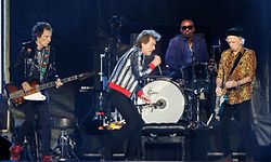 Gruppenbild mit neuem Mann: Die Rolling Stones mit Steve Jordan (3.v.l.), der statt dem kürzlich verstorbenen Charlie Watts am Schlagzeug sitzt.