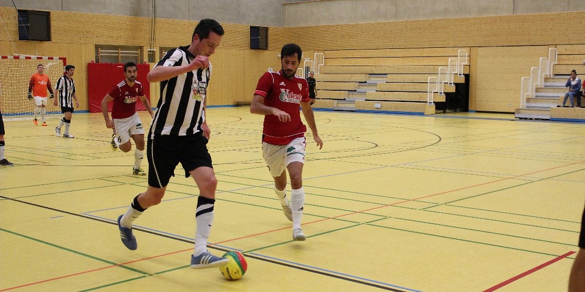 Fase do jofo entre o Valente Juniors e Futsal Monnerech