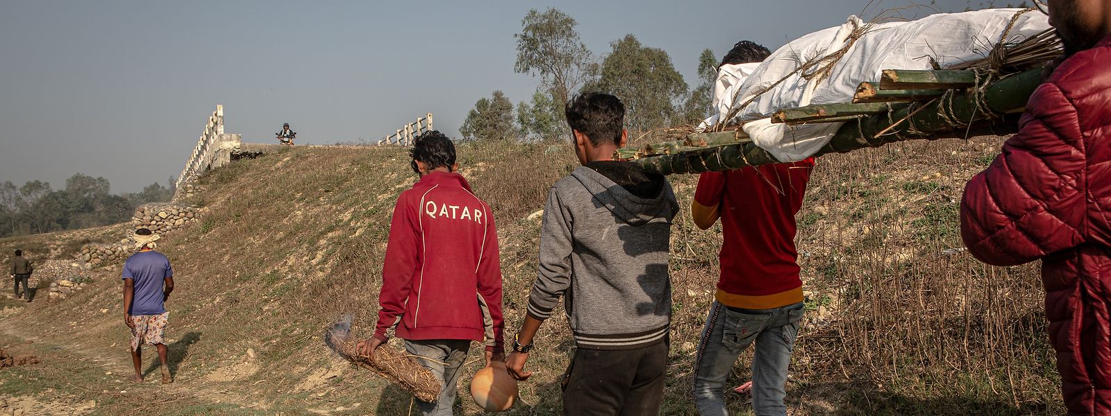 Un travailleur népalais est enterré. Plusieurs milliers de travailleurs migrants sont décédés sur de grands projets d'infrastructures au Qatar. 