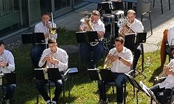 D'Gutt Noperen asbl vu Groussbus huet dëser Deeg den Erléis vun hirem 1. Stroossemaart 2019 zu Groussbus, eng ronn 3.456,78 €, integral der Aktioun Télévie 2020 gespent, an domadder hir Ënnerstëtzung an der d'Lutte géint de Kriibs ënnerstrach. Dëst Joer ass de Stroossemaart leider der Pandemie vum Covid-19 zum Opfer gefall, mee di äifreg Ekipp plangt elo schonn un der Editioun 2021, wou den Erléis och erëm engem gudden Zweck zu gutt kéint.
Roger Gereke via mywort.lu