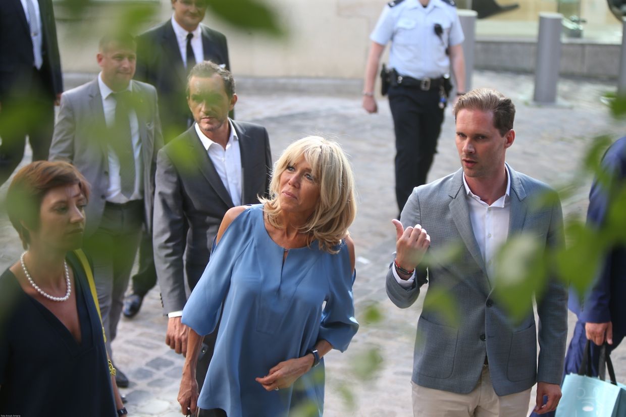 Gauthier Destenay, Brigitte Macron et Amélie Derbaudrenghien se promènent à Luxembourg