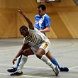 Carlos Lopes (Futsal All Stars Colmar-Berg) pressé par Steve Ackels (Futsal Nordstad)