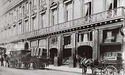 Eines der ersten Ladengeschäfte von Louis Vuitton in der 1, Rue Scribe in Paris. Die Eröffnung erfolgte im Jahr 1871.