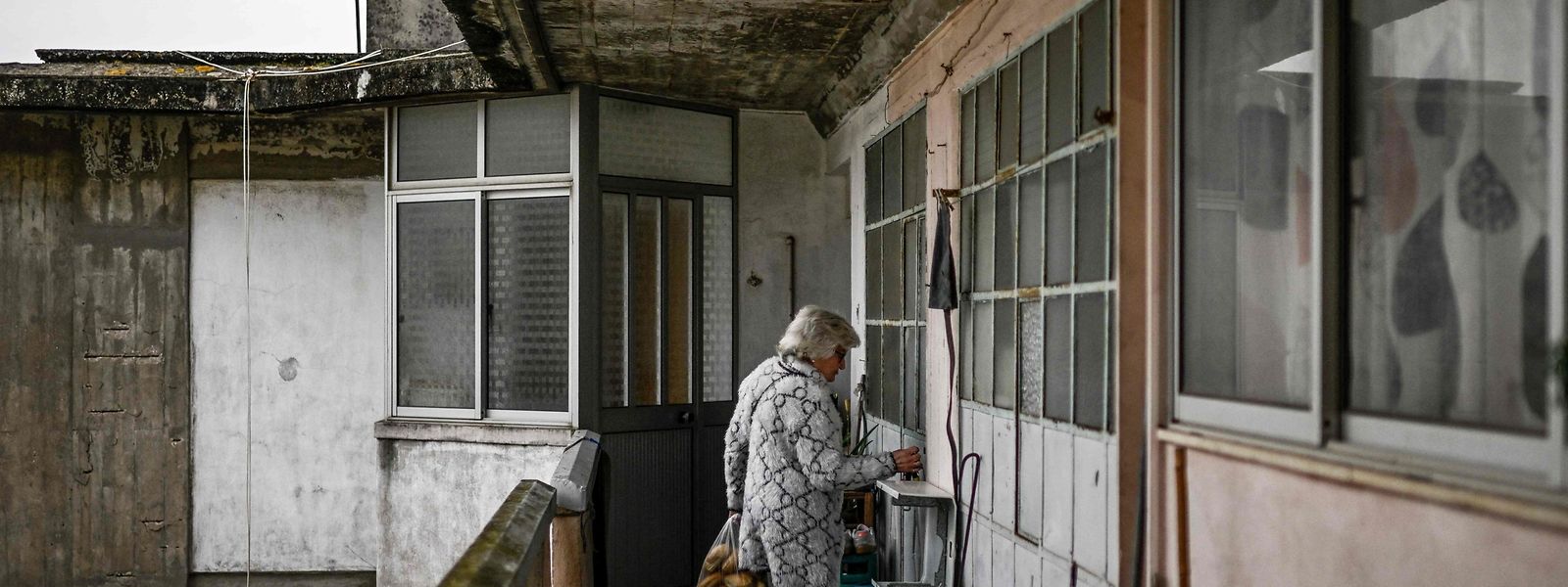 Francisca Chagas, de 75 anos, vive há mais de 40 anos num prédio em Chelas e nunca teve aquecimento em casa