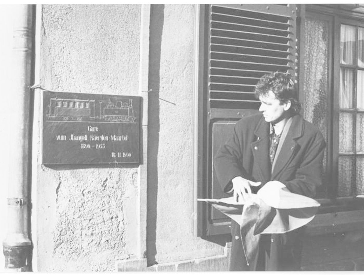 Die Schmalspurbahn "Jangeli" auf der Strecke Nördingen-Martelingen: Der damalige Bürgermeister und heutige Staatssekretär Camille Gira enthüllt die Gedenkplakette am Bahnhof Nördingen.