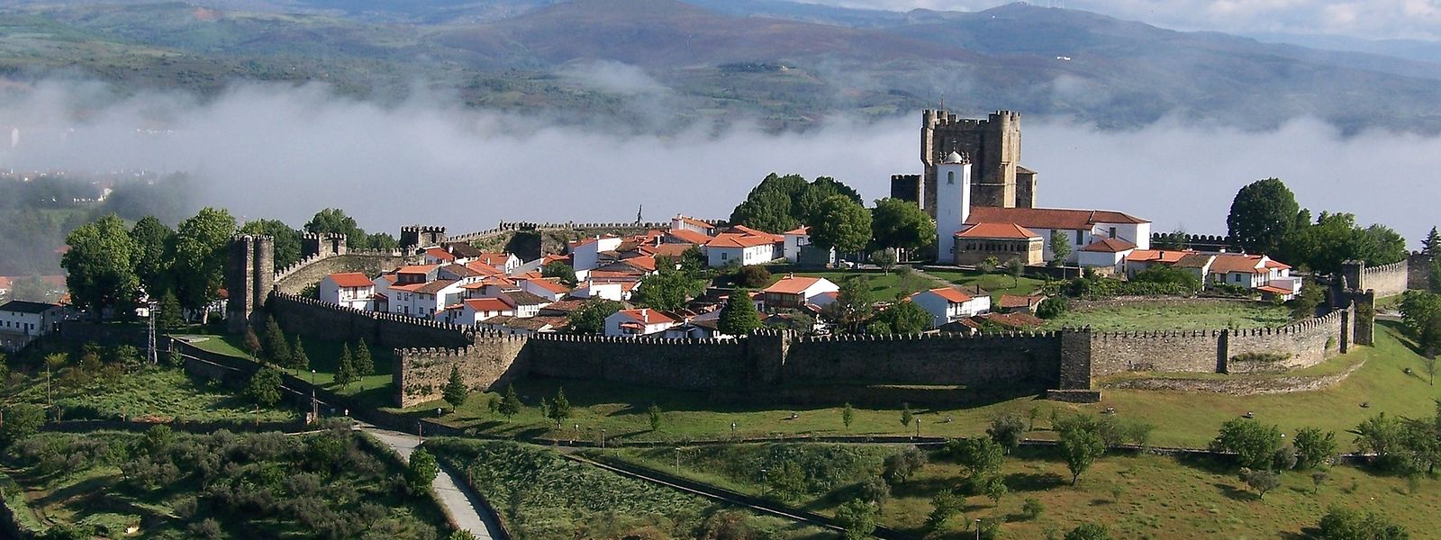 O monumento medieval hoje leiloado situa-se junto ao Castelo de Bragança.