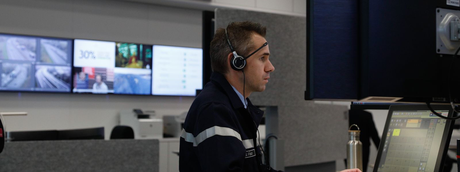 Neben einem Chef de salle und einem Krankenpfleger sind in der Notrufzentrale auf einer normalen Schicht fünf Posten von Telefonoperatoren besetzt.