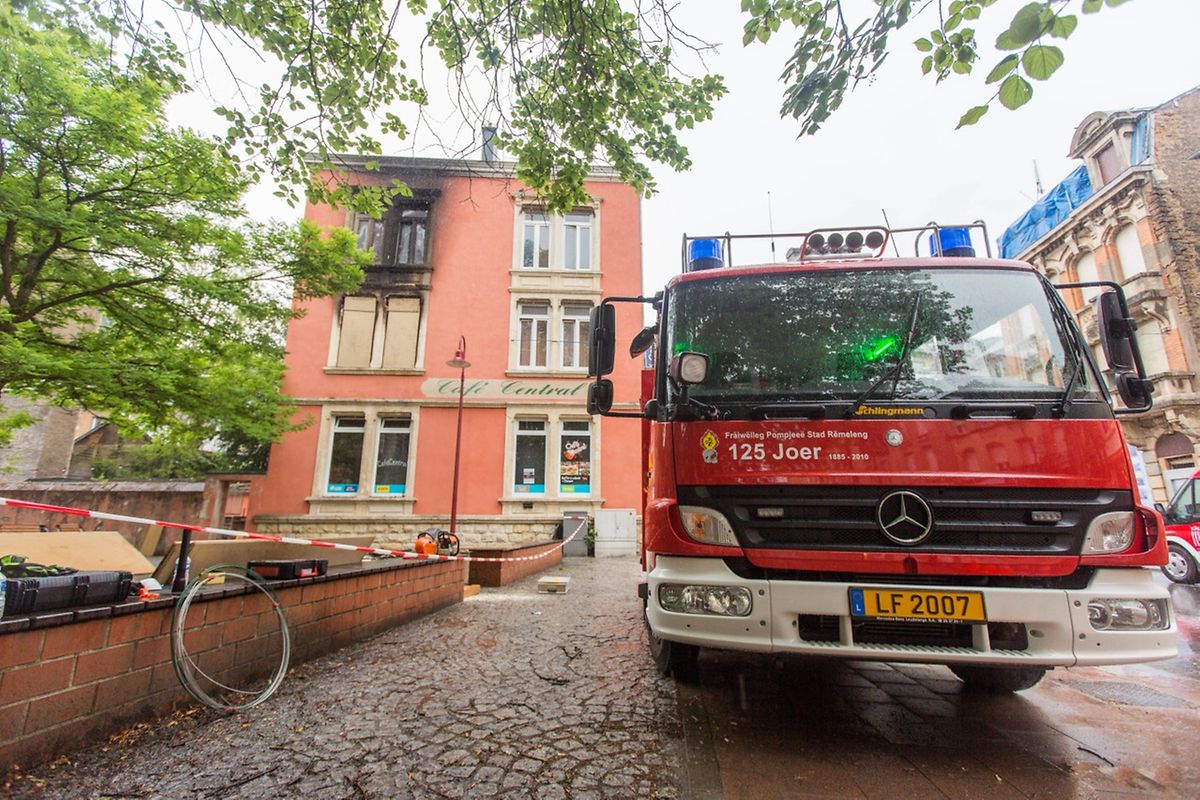 Wohnungsbrand Grand - Rue, in Rümelingen, Cafe Central, Foto Lex Kleren