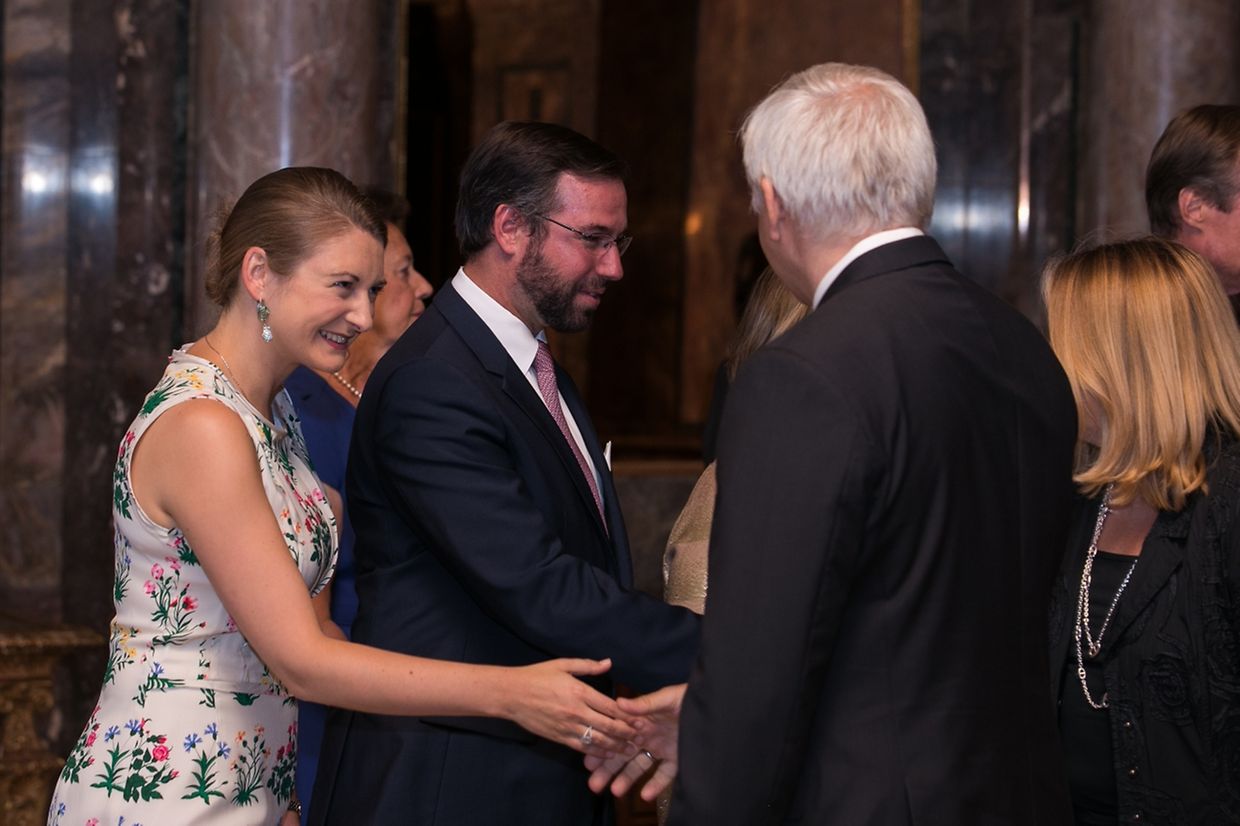 Erbgroßherzog Guillaume und Erbgroßherzogin Stéphanie beim Begrüßen der Gäste.