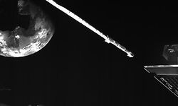 HANDOUT - 10.04.2020, ---: Die Merkur-Sonde «BepiColombo» fliegt an der Erde vorbei. Die Sonde ist am Freitag letztmals an der Erde vorbeigeflogen und befindet sich nun auf dem Weg zum kleinsten Planeten des Sonnensystems, dem Merkur. Foto: --/ESA/dpa - ACHTUNG: Nur zur redaktionellen Verwendung im Zusammenhang mit der aktuellen Berichterstattung und nur mit vollständiger Nennung des vorstehenden Credits; bestmögliche Qualität +++ dpa-Bildfunk +++