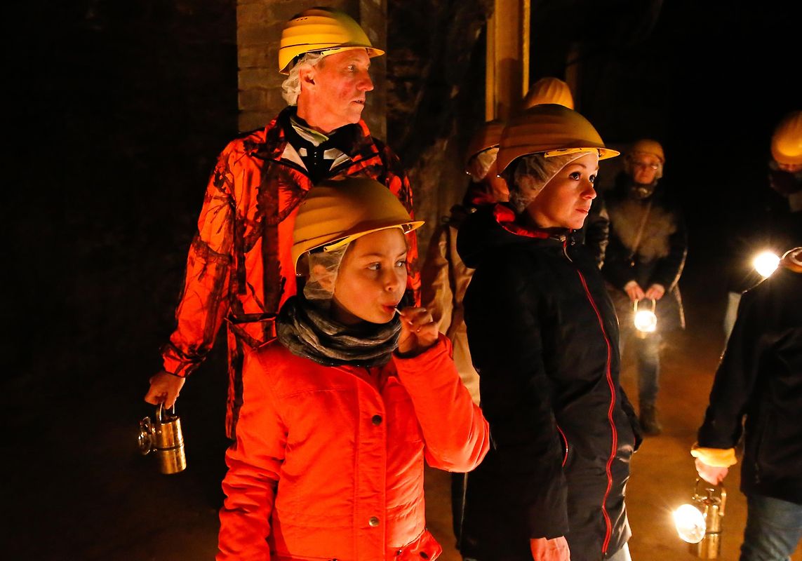 Die Karbidlampen der Besucher waren die einzige Lichtquelle in den dunklen Gängen der Grube. 