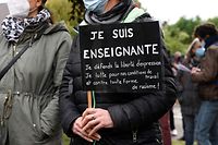 Vor dem Eingang der Schule in Conflans-Sainte-Honorine zeigten Lehrer und Bürger ihre Anteilnahme.