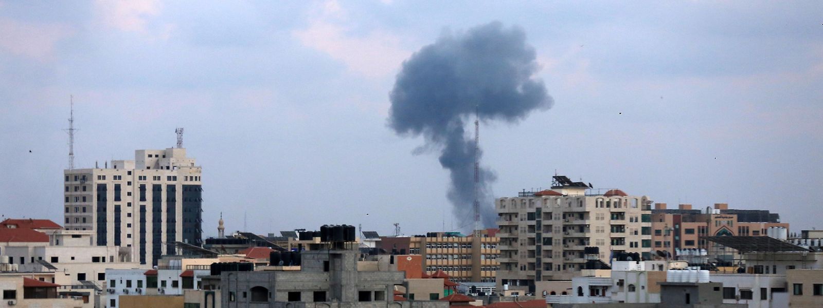  Bei Luftangriffen steigt Rauch über einem Gebäude auf. Der Konflikt zwischen Israel und der im Gazastreifen herrschenden Hamas ist gefährlich eskaliert. Nach Schüssen militanter Palästinenser an der Grenze bombardierte Israels Armee am Freitag mit Kampfjets und Panzern zahlreiche Ziele im Gazastreifen.