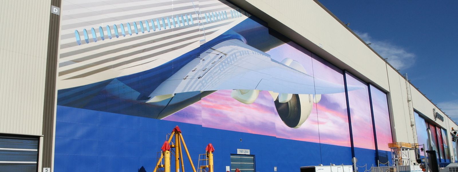 Durch dieses riesige Werkstor rollen in Everett bei Seattle die fertigen Boeing-Jumbos, nachdem rund vier Monate an ihnen gearbeitet wurde.