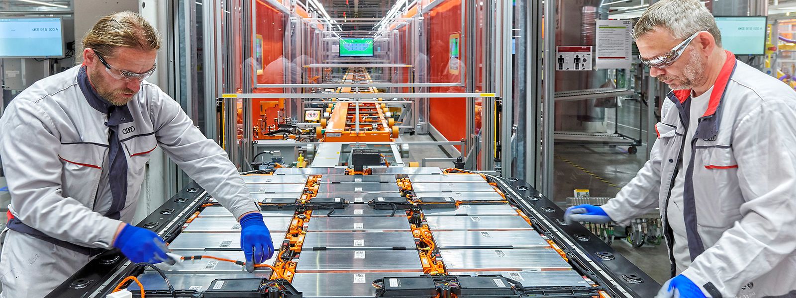 Batteriemontage im Audi-Werk Brüssel: Das 95-kWh-Akkusystem des e-tron bringt rund 700 Kilogramm auf die Waage.