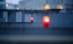 dpatopbilder - 26.01.2023, Berlin: Kerzen stehen am Vorabend des Internationalen Tags des Gedenkens an die Opfer des Holocaust auf den Stelen des Denkmals für die ermordeten Juden Europas. Foto: Christoph Soeder/dpa +++ dpa-Bildfunk +++