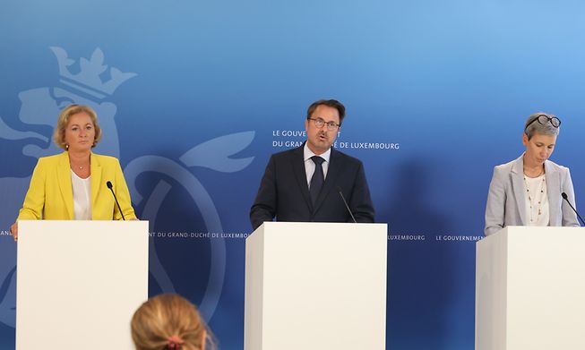 Health Minister Paulette Lenert (left), Prime Minister Xavier Bettel and Justice Minister Sam Tanson (right) at a news conference on Friday