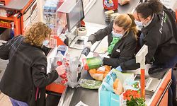 Au-delà des secteurs essentiels (comme les commerces alimentaires), le dispositif a été étendu notamment au domaine de la construction et de l'artisanat.