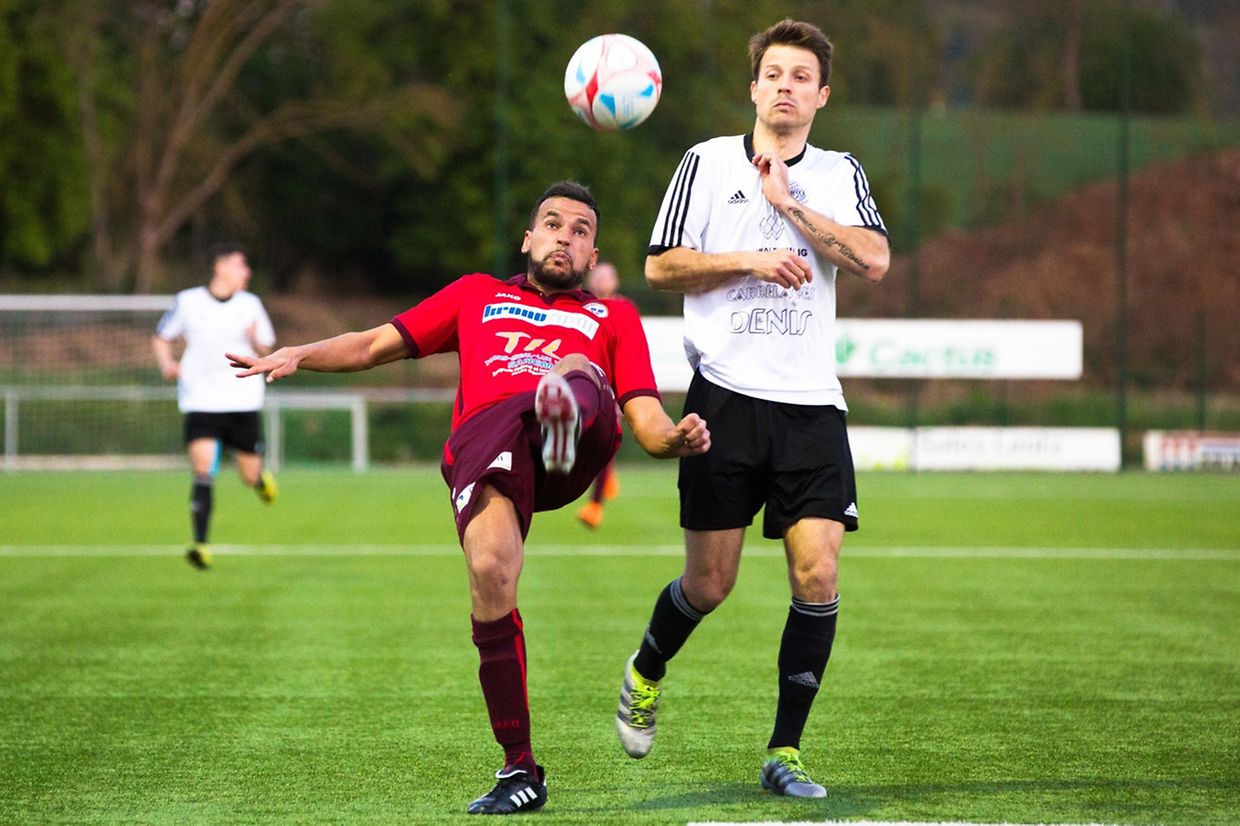 Rachid Boutarene dégage le cuir devant Michal Jerzy Mroch.