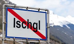 13.03.2020, Österreich, Ischgl: Ein Ortsschild mit durchgezogener roter Linie steht am Ende der Ortschaft Ischgl und zeigt an, das die Ortschaft an der Stelle endet. Die Regionen Paznauntal mit dem Touristenort Ischgl steht wegen einer erhöhten Zahl von Coronavirus-Fällen unter Quarantäne. Foto: Jakob Gruber/APA/dpa +++ dpa-Bildfunk +++