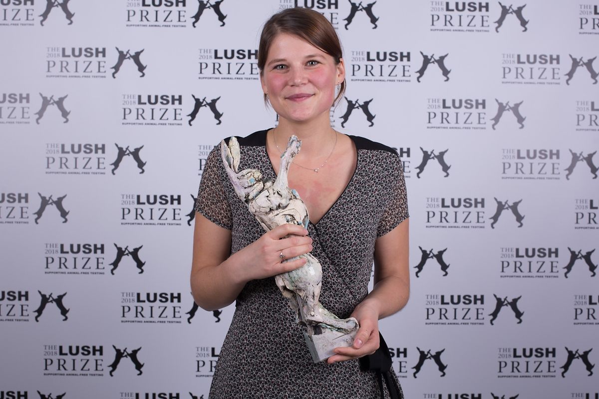Glückliche Preisträgerin: Aline Chary erhielt die Trophäe – einen Hasen – am  vergangenen  Wochenende in  Berlin. Dort trafen  die Gewinner aus aller Welt aufeinander.