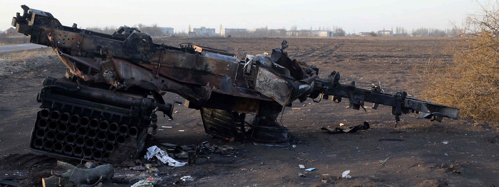 Equipamento militar russo destruído na vila da Bachtanka, perto de Mykolaiv, cidade importante a caminho de Odessa, 27 de fevereiro de 2022. 