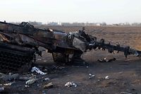Equipamento militar russo destruído na vila da Bachtanka, perto de Mykolaiv, cidade importante a caminho de Odessa, 27 de fevereiro de 2022. 