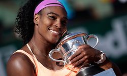 (FILES) In this file photograph taken on June 6, 2015, US Serena Williams celebrates with the trophy following her victory over Czech Republic's Lucie Safarova after the women's singles final match of the Roland Garros 2015 French Tennis Open in Paris. - US tennis great Serena Williams announced on August 9, 2022, that "the countdown has begun" to her retirement from the sport. "There comes a time in life when we have to decide to move in a different direction," the 40-year-old 23-time Grand Slam winner said in a post on Instagram. (Photo by Kenzo TRIBOUILLARD / AFP)