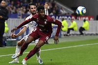 Lyon's French defender Leo Dubois (L) vies with Metz's Senegalese forward Opa Nguette during the French L1 football match between Olympique Lyonnais and FC Metz at the Groupama stadium in Decines-Charpieu near Lyon, central eastern France on October 26, 2019. (Photo by PHILIPPE DESMAZES / AFP)