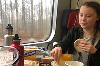 Thunberg postete unterwegs auf ihrer Reise nach Davos Fotos aus dem Zug - dieses entstand beim Frühstück in Dänemark.