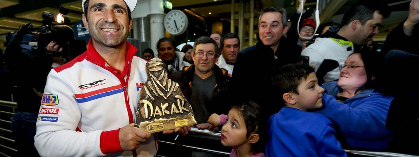 O piloto luso que conquistou o 2.º lugar na edição de 2015 Dakar, mostra o trofeu à chegada ao Aeroporto Francisco Sá Carneiro