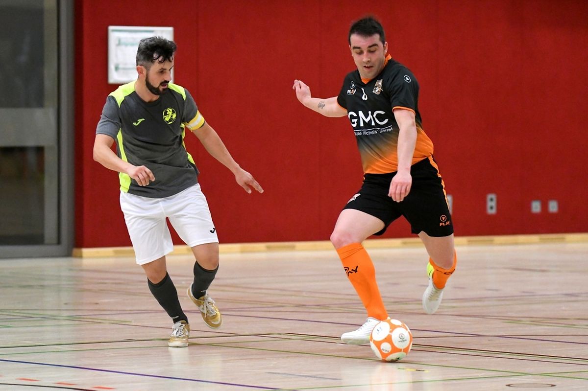 Filipe Maia (à g., en gris, Samba 7 ALSS Futsal Niederkorn) est spectateur des évolutions de Norberto Marques Ferreira, de l'Amicale Clervaux